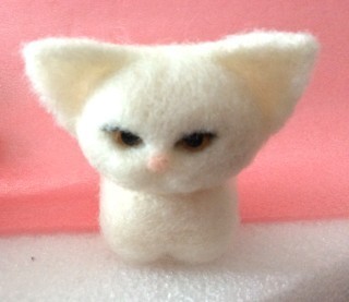 手のひらサイズ リアルな白ねこ香箱座り 完成: 羊毛フェルトの